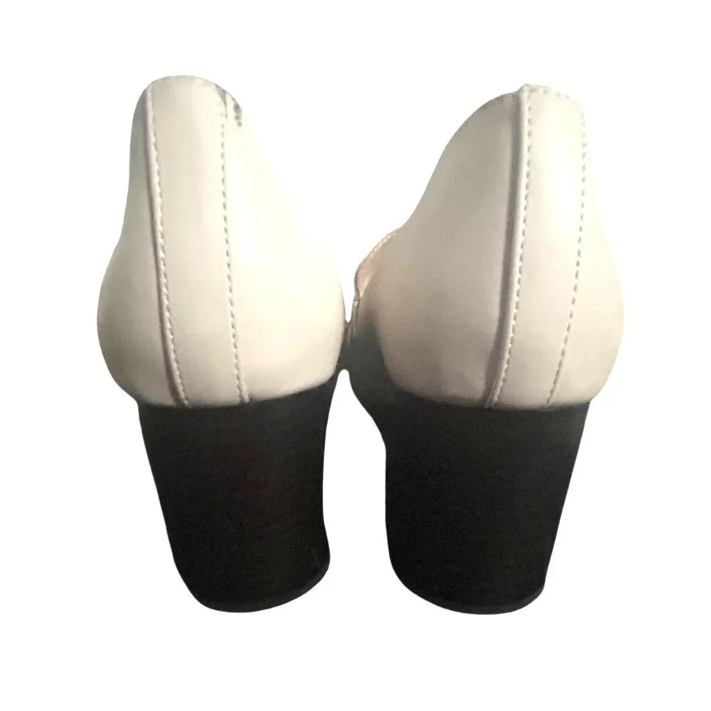 Liz Claiborne  Ivory Leather Block Heel Loafers W/ Gold Chain Accent Size 8M - Picture 4 of 9